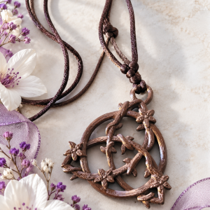 Collier celtique Triquetra fleuri